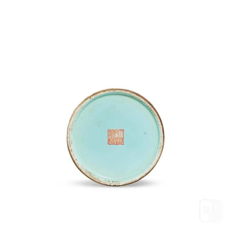 A turquoise-ground gilt and grisaille-decorated 'landscape' brushpot, Seal mark and period of Qianlong | 清乾隆 松石綠地墨彩描金山水圖筆筒 《大清乾隆年製》款 - 图3